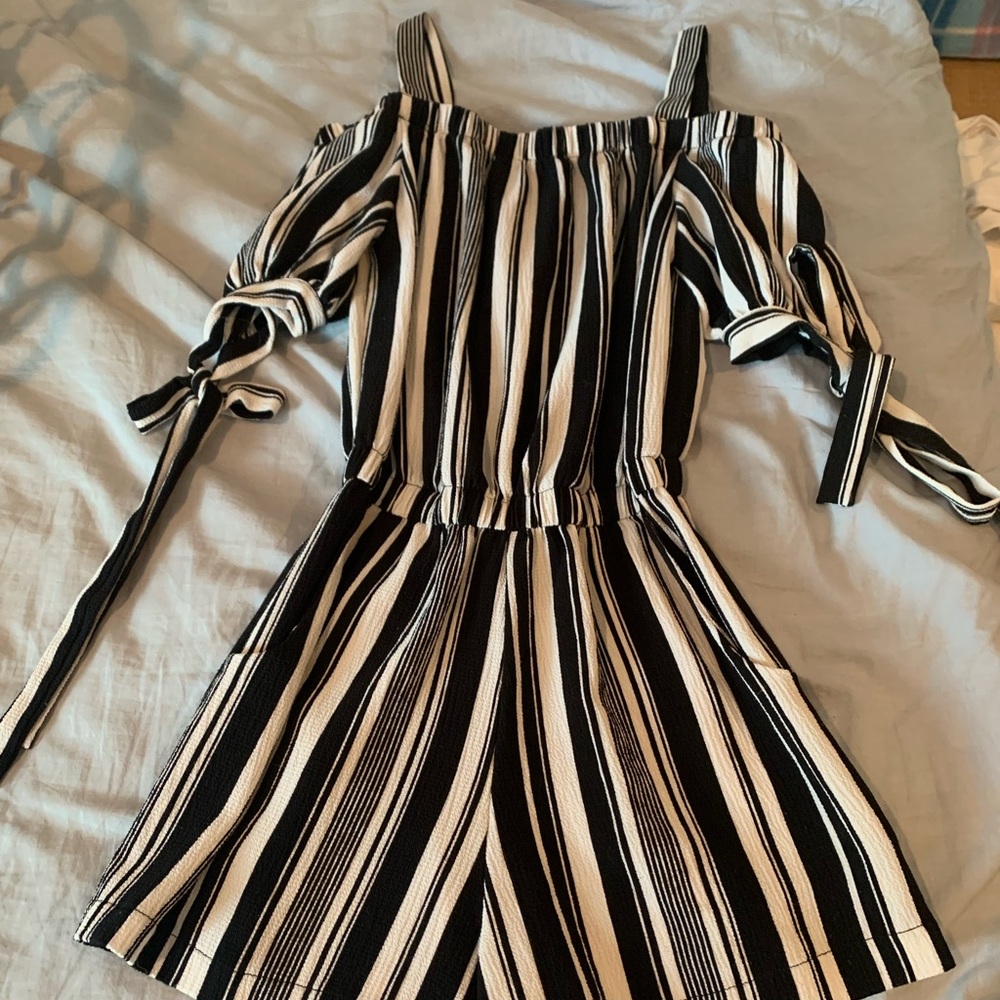 Beautiful black and white stripped romper, with pockets, bow on shoulders!